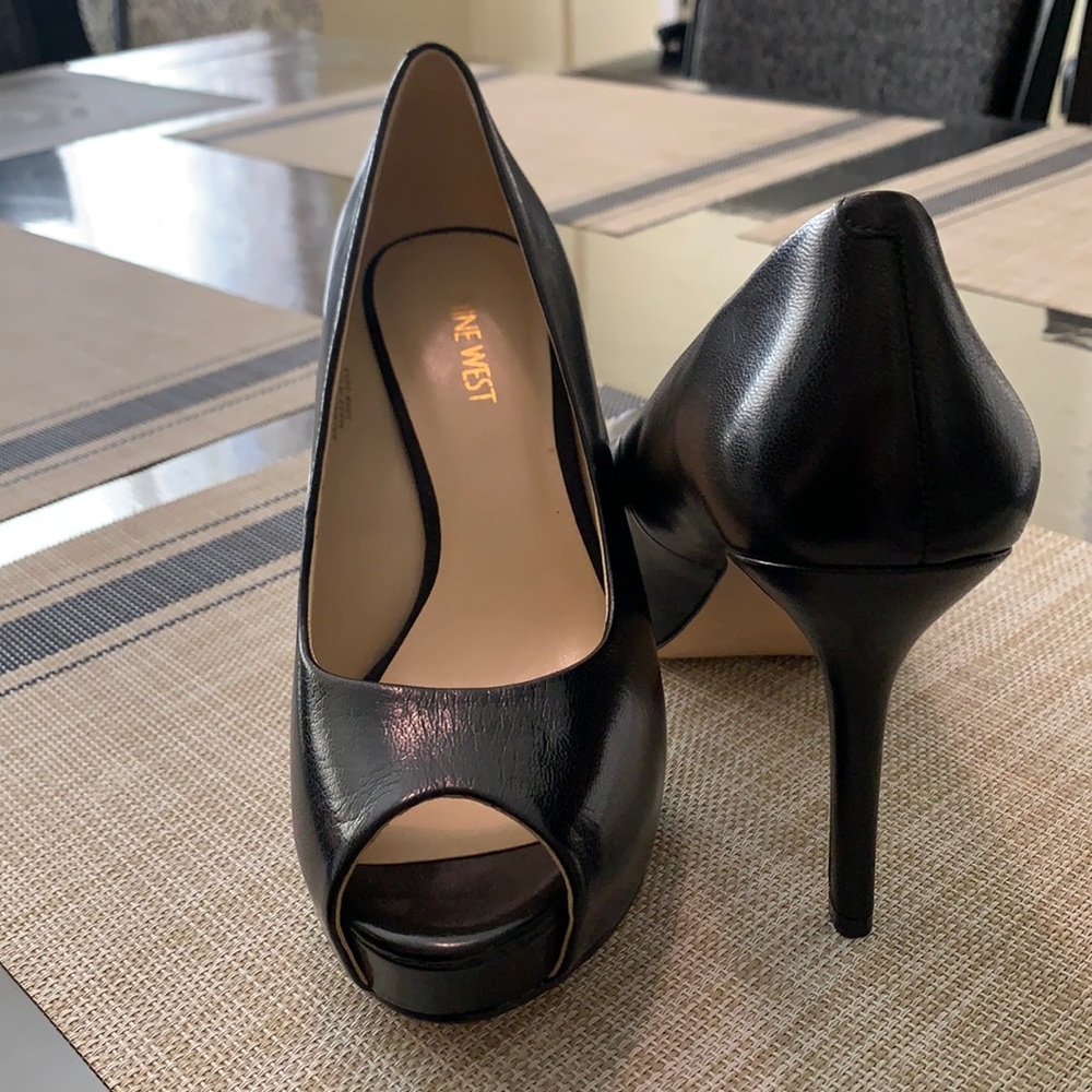 Open-toe Nine West black shoe